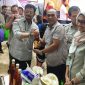 Kepala Dinas Pertanian Lebak, Rahmat Yuniar (kanan) saat menyerahkan madu Lebak kepada Menteri Pertanian, Syahrul Yasin Limpo dalam sebuah acara di Jakarta. Dalam kesempatan tersebut, produk unggulan Lebak seperti manggis dan durian ludes diburu warga Ibukota. (Istimewa)
