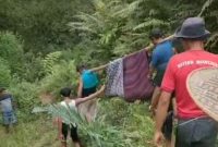 Warga saat mengevakuasi korban tertimbun longsor di Gunung Kendeng. (Istimewa)