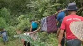 Warga saat mengevakuasi korban tertimbun longsor di Gunung Kendeng. (Istimewa)