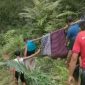 Warga saat mengevakuasi korban tertimbun longsor di Gunung Kendeng. (Istimewa)