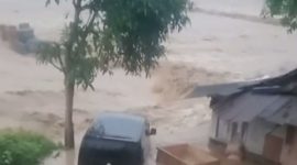 Banjir melanda wilayah Kabupaten Lebak. Dua desa dilaporkan terendam luapan sungai Cimadur. (FOTO Tangkap Layar Video)