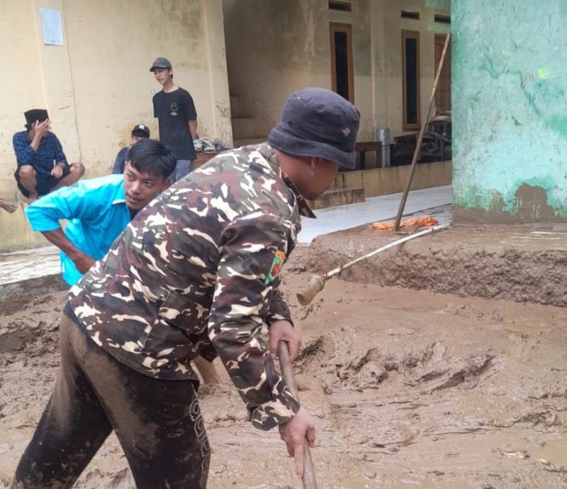 Warga saat membersihkan lumpur sisa banjir yang menerjang Kabupaten Lebak, Minggu, 9 Oktober 2022. (Istimewa)