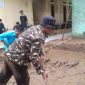 Warga saat membersihkan lumpur sisa banjir yang menerjang Kabupaten Lebak, Minggu, 9 Oktober 2022. (Istimewa)