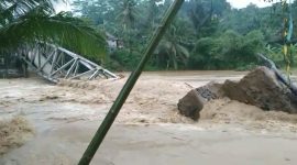 Kondisi jembatan penghubung tiga desa di Lebak ambruk terseret arus sungai Cimadur. (Istimewa)