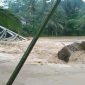 Kondisi jembatan penghubung tiga desa di Lebak ambruk terseret arus sungai Cimadur. (Istimewa)