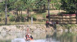 Salah satu pengunjung saat menjajal flying fox di Situ Cikamuning. (Istimewa)
