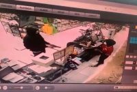 Perampok bersenjata mirip pistol membawa kabur uang senilai Rp9,3 juta di Alfamart Maja Kabupaten Lebak. (FOTO Tangkap Layar Video)