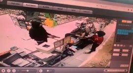 Perampok bersenjata mirip pistol membawa kabur uang senilai Rp9,3 juta di Alfamart Maja Kabupaten Lebak. (FOTO Tangkap Layar Video)