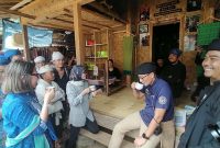 Menteri Pariwisata dan Ekonomi Kreatif, Sandiaga Salahuddin Uno saat menyeruput jahe merah di perkampungan baduy bersama Bupati Lebak, Iti Octavia Jayabaya. (Istimewa)