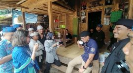 Menteri Pariwisata dan Ekonomi Kreatif, Sandiaga Salahuddin Uno saat menyeruput jahe merah di perkampungan baduy bersama Bupati Lebak, Iti Octavia Jayabaya. (Istimewa)