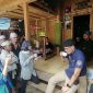 Menteri Pariwisata dan Ekonomi Kreatif, Sandiaga Salahuddin Uno saat menyeruput jahe merah di perkampungan baduy bersama Bupati Lebak, Iti Octavia Jayabaya. (Istimewa)
