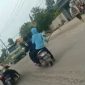 Sekelompok remaja membawa senjata lalu menyatroni warung di Kecamatan Cibadak, Kabupaten Lebak. (FOTO Tangkap Layar Video)