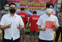 Kasatreskrim Polres Pandeglang, AKP Indik Rusmono (kiri) saat ungkap kasus pencurian kendaraan bermotor pelajar di Kecamatan Cimanuk, Kabupaten Pandeglang. (Istimewa)