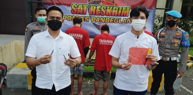 Kasatreskrim Polres Pandeglang, AKP Indik Rusmono (kiri) saat ungkap kasus pencurian kendaraan bermotor pelajar di Kecamatan Cimanuk, Kabupaten Pandeglang. (Istimewa)