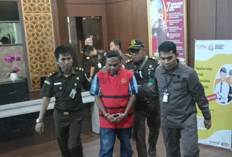 Salah satu tersangka suap Rp15 miliar di Kantor BPN Lebak saat dijebloskan ke Penjara oleh Kejati Banten. (Istimewa)