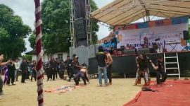 Atraksi debus turut memeriahkan Festival Sumpah Pemuda ke 94 yang diselenggarakan DPD KNPI Kabupaten Lebak di Alun-alun Binuangeun. (Istimewa)