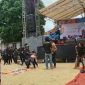Atraksi debus turut memeriahkan Festival Sumpah Pemuda ke 94 yang diselenggarakan DPD KNPI Kabupaten Lebak di Alun-alun Binuangeun. (Istimewa)