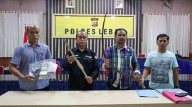 FOTO ILUSTRASI. Kasatreskrim Polres Lebak, IPTU Andi Kurniady Eka Setyabudi (kedua kanan) saat menunjukkan senjata tajam yang digunakan sekelompok remaja menyerang pelajar SMPN 1 Cibadak. (Istimewa)