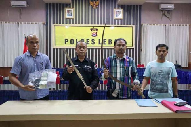 FOTO ILUSTRASI. Kasatreskrim Polres Lebak, IPTU Andi Kurniady Eka Setyabudi (kedua kanan) saat menunjukkan senjata tajam yang digunakan sekelompok remaja menyerang pelajar SMPN 1 Cibadak. (Istimewa)