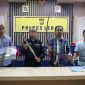 FOTO ILUSTRASI. Kasatreskrim Polres Lebak, IPTU Andi Kurniady Eka Setyabudi (kedua kanan) saat menunjukkan senjata tajam yang digunakan sekelompok remaja menyerang pelajar SMPN 1 Cibadak. (Istimewa)