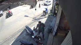 Seorang pria berperawakan gempal terpantau kamera CCTV mengambil handphone milik salah satu konsumen toko es krim yang tertinggal di dashboard motor. (FOTO Tangkap Layar Video)