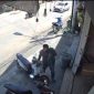Seorang pria berperawakan gempal terpantau kamera CCTV mengambil handphone milik salah satu konsumen toko es krim yang tertinggal di dashboard motor. (FOTO Tangkap Layar Video)