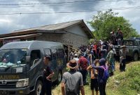 Pihak kepolisian saat mengevakuasi jenazah Pasangan Suami Istri (Pasutri) yang ditemukan tewas mengenaskan. (istimewa)