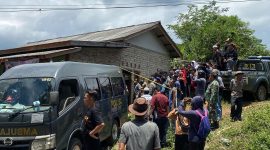 Pihak kepolisian saat mengevakuasi jenazah Pasangan Suami Istri (Pasutri) yang ditemukan tewas mengenaskan. (istimewa)