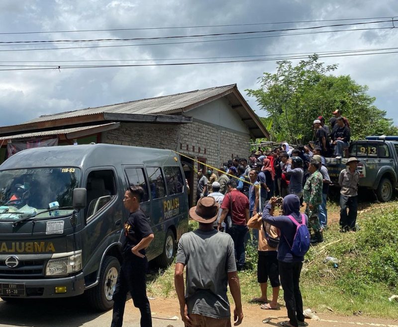 Pihak kepolisian saat mengevakuasi jenazah Pasangan Suami Istri (Pasutri) yang ditemukan tewas mengenaskan. (istimewa)