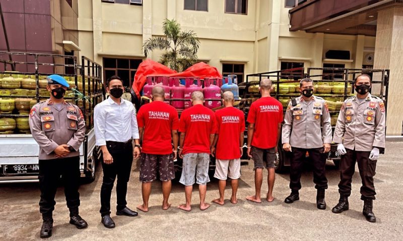 Satreskrim Polres Pandeglang berhasil membongkar praktik oplos gas subsidi di Kabupaten Pandeglang. Keuntungan yang didapat mereka senilai Rp5 juta perhari. (Istimewa)