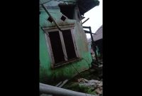 Kondisi rumah Subidi rusak terdampak tanah bergerak. Mereka sekeluarga terpaksa harus mengungsi. (Istimewa)