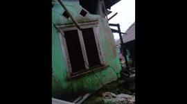 Kondisi rumah Subidi rusak terdampak tanah bergerak. Mereka sekeluarga terpaksa harus mengungsi. (Istimewa)