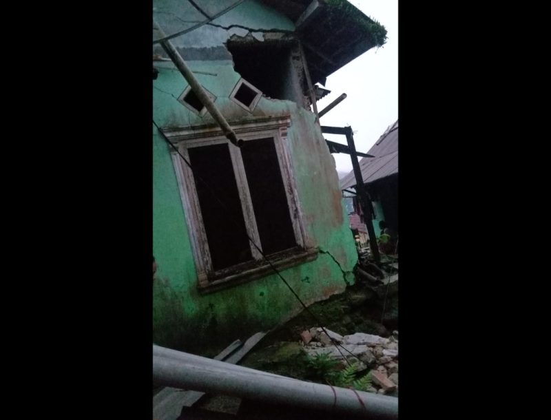 Kondisi rumah Subidi rusak terdampak tanah bergerak. Mereka sekeluarga terpaksa harus mengungsi. (Istimewa)