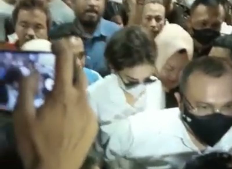 Artis Nikita Mirzani dijebloskan ke penjara. Selama 20 hari dia akan mendekam di Rutan Serang untuk kepentingan penyidikan. (FOTO Tangkap Layar Video)
