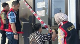 Kejati Banten saat menyegel rumah milik AM mantan Kepala Kantor BPN Lebak di Kawasan Modern Citra Maja Raya. (Istimewa)
