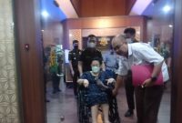 Dra. S alias MS tersangka kasus suap Rp15 kepada eks kepala BPN Lebak saat keluar menggunakan kursi roda usai menjalani pemeriksaan tim penyidik Kejati Banten. (FOTO Detikcom)