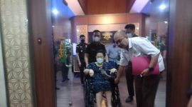 Dra. S alias MS tersangka kasus suap Rp15 kepada eks kepala BPN Lebak saat keluar menggunakan kursi roda usai menjalani pemeriksaan tim penyidik Kejati Banten. (FOTO Detikcom)