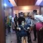 Dra. S alias MS tersangka kasus suap Rp15 kepada eks kepala BPN Lebak saat keluar menggunakan kursi roda usai menjalani pemeriksaan tim penyidik Kejati Banten. (FOTO Detikcom)