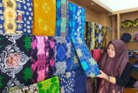 Umsaroh pemilik lapak Batik Canting Pradana saat menunjukkan beberapa produk batik Lebak yang diproduksinya. (FOTO Tribunnews)