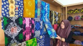 Umsaroh pemilik lapak Batik Canting Pradana saat menunjukkan beberapa produk batik Lebak yang diproduksinya. (FOTO Tribunnews)