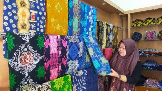 Umsaroh pemilik lapak Batik Canting Pradana saat menunjukkan beberapa produk batik Lebak yang diproduksinya. (FOTO Tribunnews)