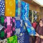 Umsaroh pemilik lapak Batik Canting Pradana saat menunjukkan beberapa produk batik Lebak yang diproduksinya. (FOTO Tribunnews)
