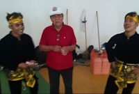 Atlet pencak silat Kabupaten Lebak saat menerima reward usai meraih medali emas di kategori Seni Ganda Putra. (Istimewa)