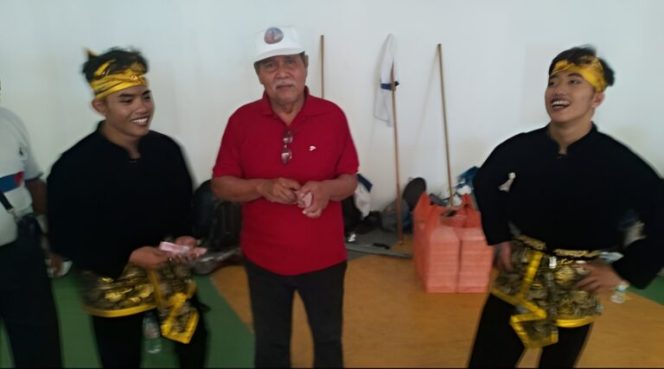 Atlet pencak silat Kabupaten Lebak saat menerima reward usai meraih medali emas di kategori Seni Ganda Putra. (Istimewa)