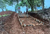 Proses pembukaan dan pembangunan jalan oleh Pemdes Cikamunding menuju Bukit Indah Pasirpeti yang digadang-gadang akan menjadi tempat ngecamp aduhay di pelosok Lebak. (Istimewa)