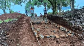 Proses pembukaan dan pembangunan jalan oleh Pemdes Cikamunding menuju Bukit Indah Pasirpeti yang digadang-gadang akan menjadi tempat ngecamp aduhay di pelosok Lebak. (Istimewa)