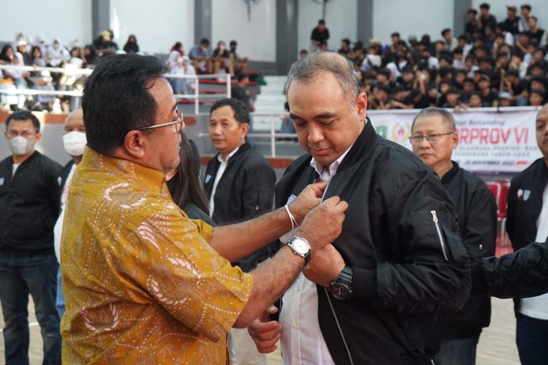 Keakraban Rano Karno - Ahmed Zaki Iskandar berhasil menyedot perhatian publik. Pengamat menilai mereka sosok ideal untuk memimpin Banten. (Istimewa)