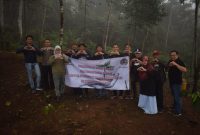 Bupati Lebak, Iti Octavia Jayabaya saat melakukan penanaman pohon hasil sumbangan ASN di kawasan Gunung Luhur. (Istimewa)