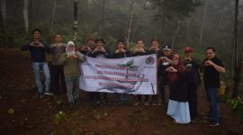 Bupati Lebak, Iti Octavia Jayabaya saat melakukan penanaman pohon hasil sumbangan ASN di kawasan Gunung Luhur. (Istimewa)