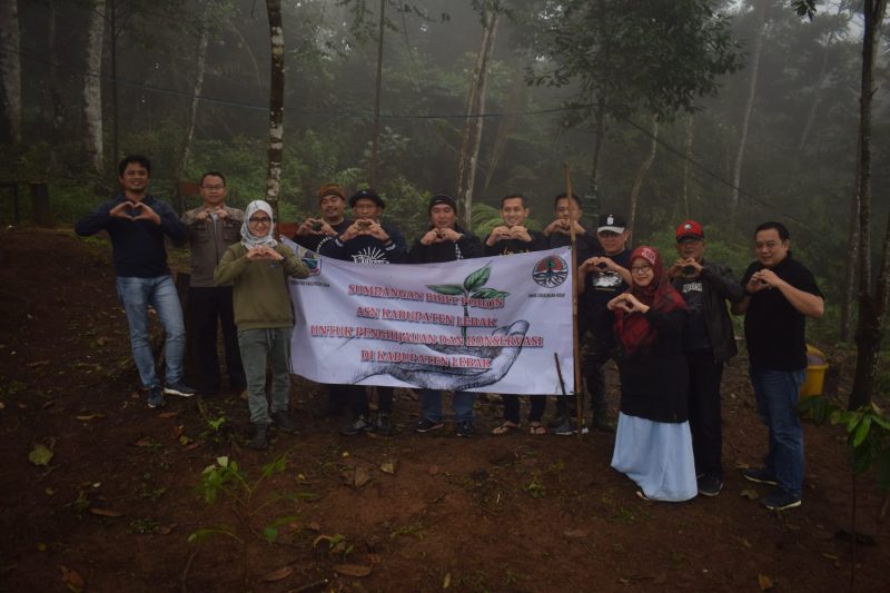 Bupati Lebak, Iti Octavia Jayabaya saat melakukan penanaman pohon hasil sumbangan ASN di kawasan Gunung Luhur. (Istimewa)